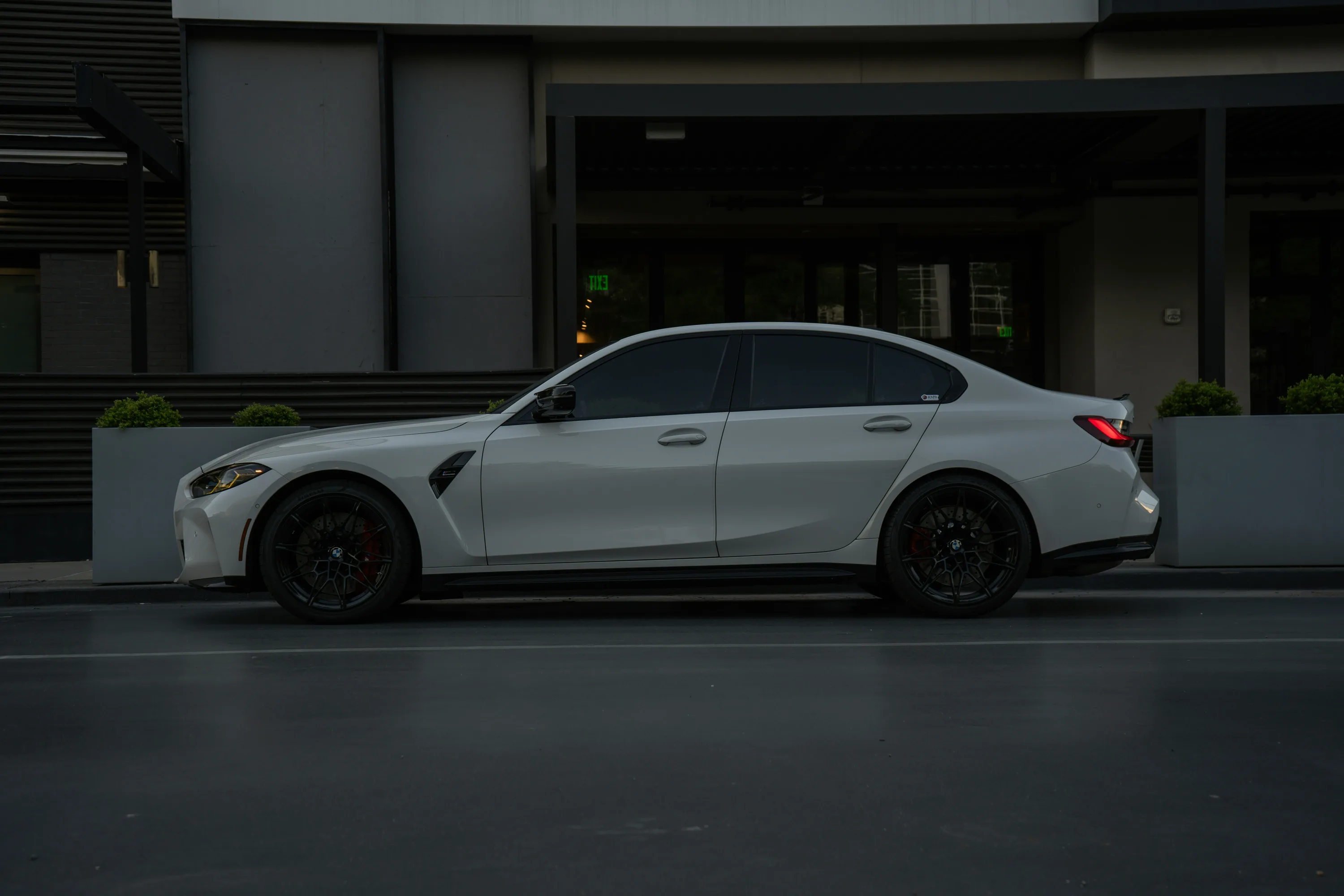Weisser BMW M3 in Seitenansicht
